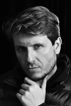 Max Bollinger interpreta Young Greek Official (uncredited)