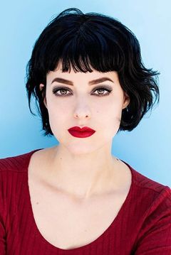 Lola Blanc interpreta Summer