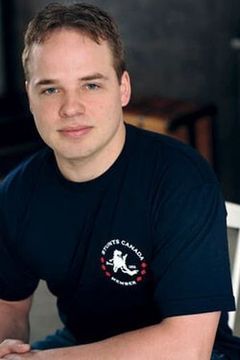 Dustin Brooks interpreta Fight Boy
