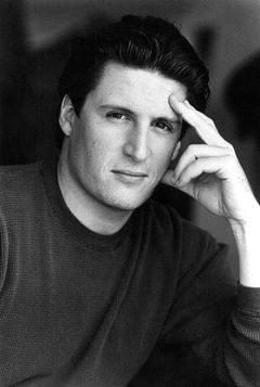 Bill Barretta interpreta Swedish Chef / Rowlf / Dr. Teeth / Pepe The Prawn / Bobo / Foozie Bear / Whatnot Farmer / Muppet Gary (voice)