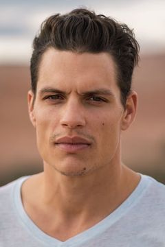 Benjamin Hicquel interpreta Mercenary (uncredited)