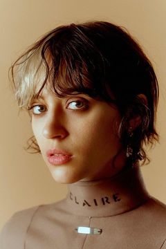 Claire Pommet interpreta Fleur, singer