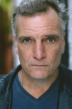Sean Haberle interpreta Frank