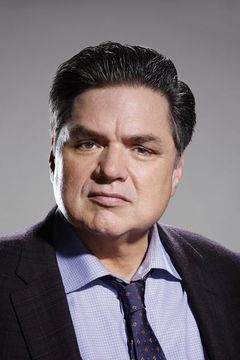 Oliver Platt interpreta Daniel Charles