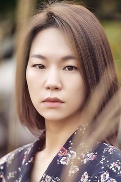 Han Yeri interpreta Monica
