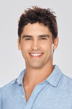 Tom Maden interpreta Jose