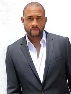 Elimu Nelson interpreta Dave