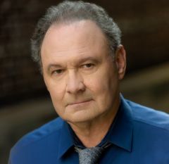 Kevin Murray interpreta Pete
