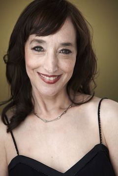 Sally Berman interpreta Vatican Square Singer (uncredited)