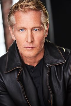 Stephen O'Mahoney interpreta Uniformed Police Officer