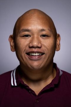 Jacob Batalon interpreta James / A