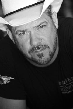 Ian van Temperley interpreta Stunt Police