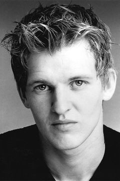 Brendan Mackey interpreta Joe Simpson