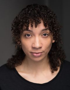 Jasmine Raymond interpreta Colleague