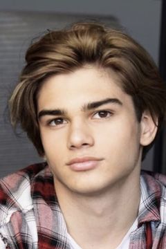 Dorian Giordano interpreta Chad