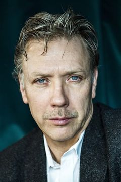 Mikael Persbrandt interpreta Hans Holmér