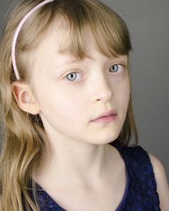 Arabella Landrum interpreta Little Blonde Girl