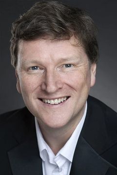 Jonathan Keeble interpreta Pathé Newsreader (voice)