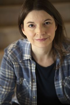 Laurie Hanley interpreta Elise Newbold