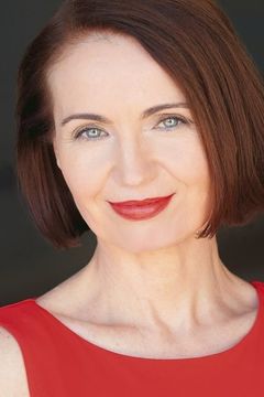 Geraldine Ronan interpreta Dr. Baker