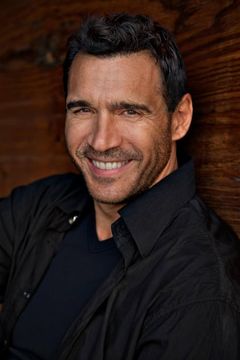 Adrian Paul interpreta Lt. Frank Baum