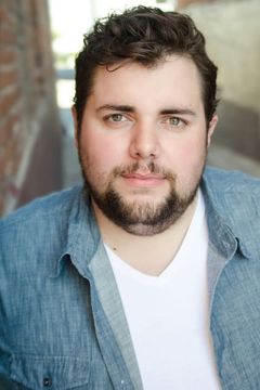 Joshua Hoover interpreta Mac Digby