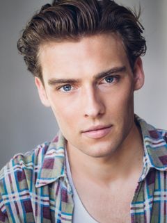 Jarred Blakiston interpreta Musical Elf (uncredited)