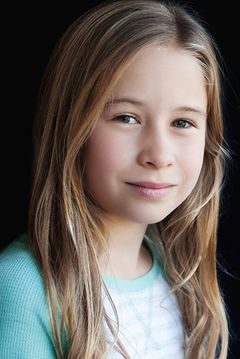 Islie Hirvonen interpreta Hope, Cable's Daughter
