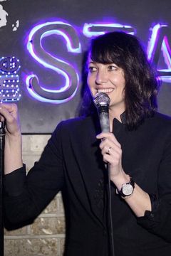 Bonnie McFarlane interpreta Wife Ordering in Restaurant