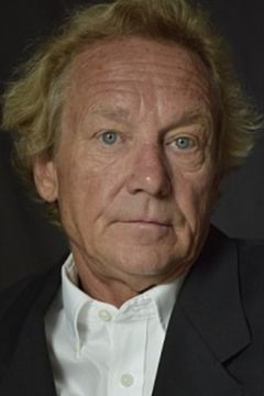 Brien Gregorie interpreta Father