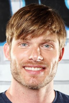 Chris Carmack interpreta Atticus Lincoln