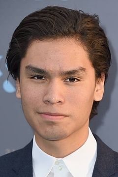 Forrest Goodluck interpreta Hawk