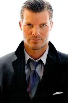 Ryan Bittle interpreta Hudson Reed