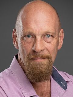 Lawrence Joffe interpreta Basson
