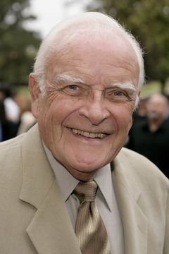 John Ingle interpreta Economics Professor