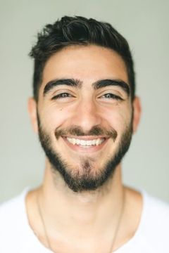 Sia Cyrroes interpreta Cem
