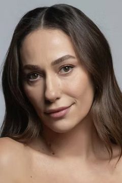 Esra Ruşan interpreta Esra