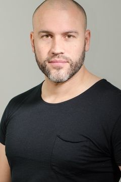 Lee Rumohr interpreta Bound Guard
