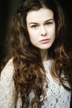 Emma Noakes interpreta Maid