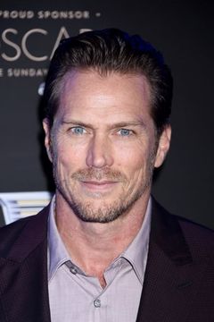 Jason Lewis interpreta Officer Harrison
