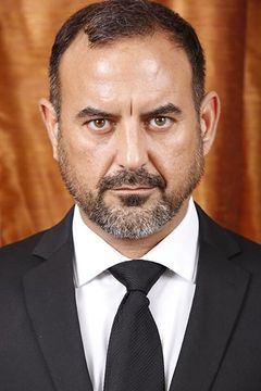 Serafin Falcon interpreta Sniper