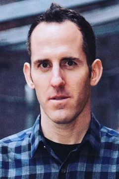 Chuck Comeau  interpreta Simple Plan