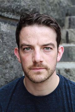 Kevin Guthrie interpreta Owen