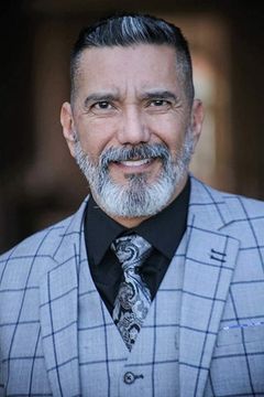 Steven Michael Quezada interpreta Carlos Gabon