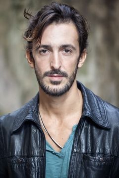 Pier Luigi Pasino interpreta Enrico Poët