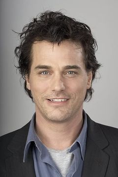 Paul Gross interpreta Dr. Solvei