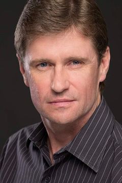 David James Sikkink interpreta International Hotel Guest (uncredited)