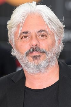Dino Abbrescia interpreta Pietro Esposito