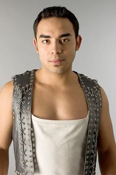Marques Ray interpreta Officer Bernie