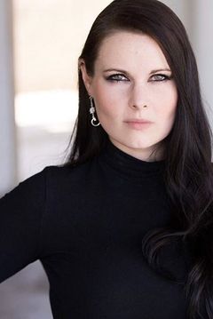 Amber Wallace interpreta Violet
